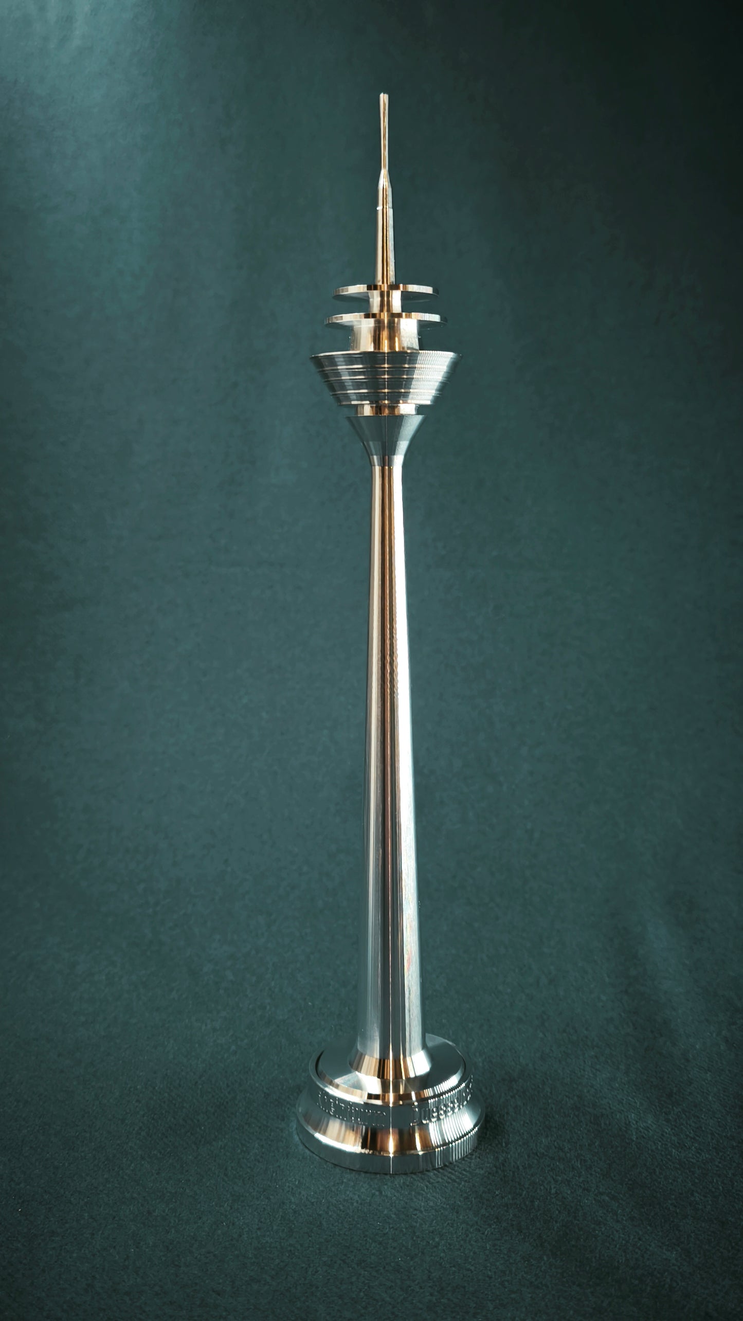 Der "Rheinturm" Fernsehturm von Düsseldorf