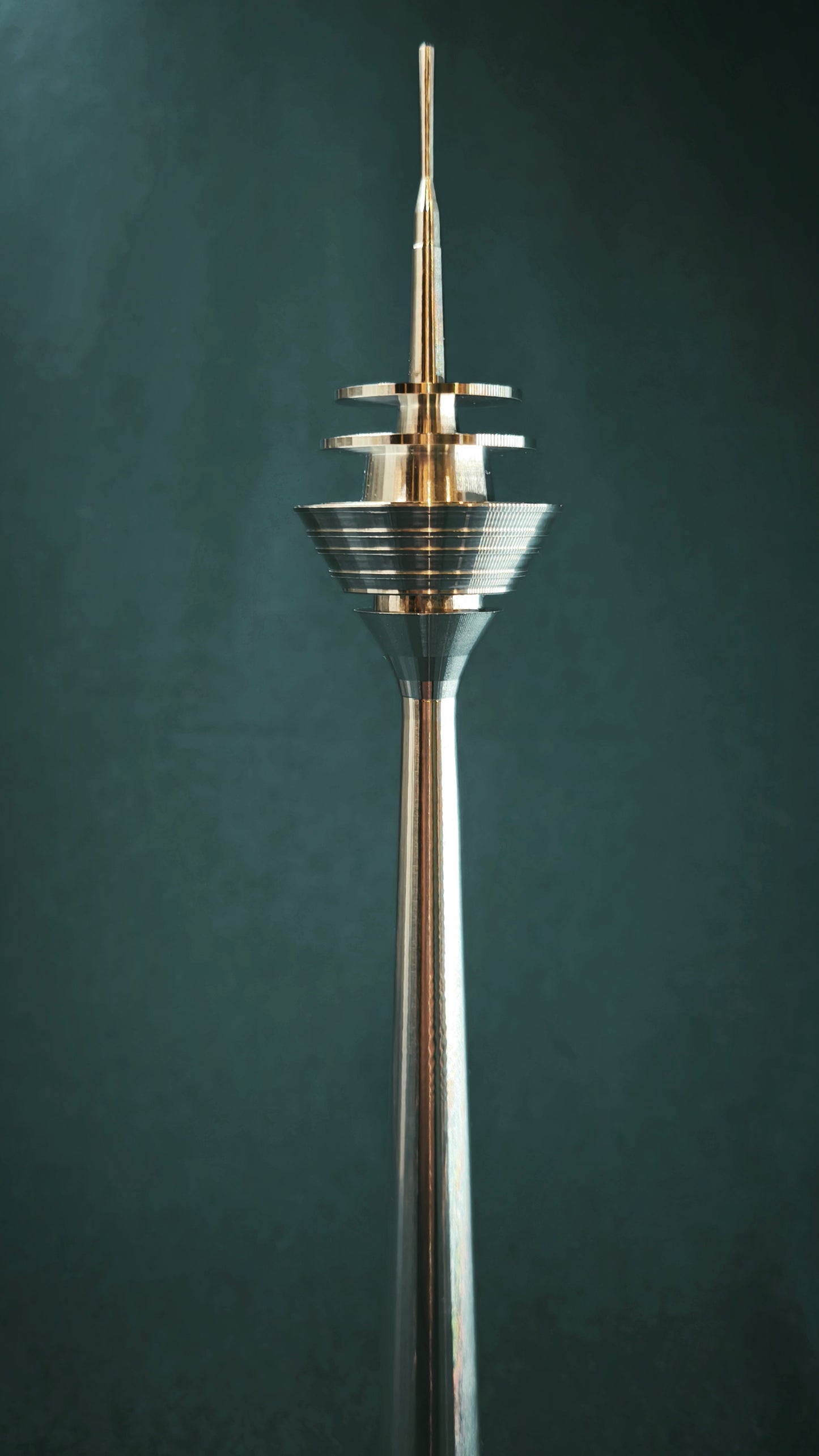 Der "Rheinturm" Fernsehturm von Düsseldorf